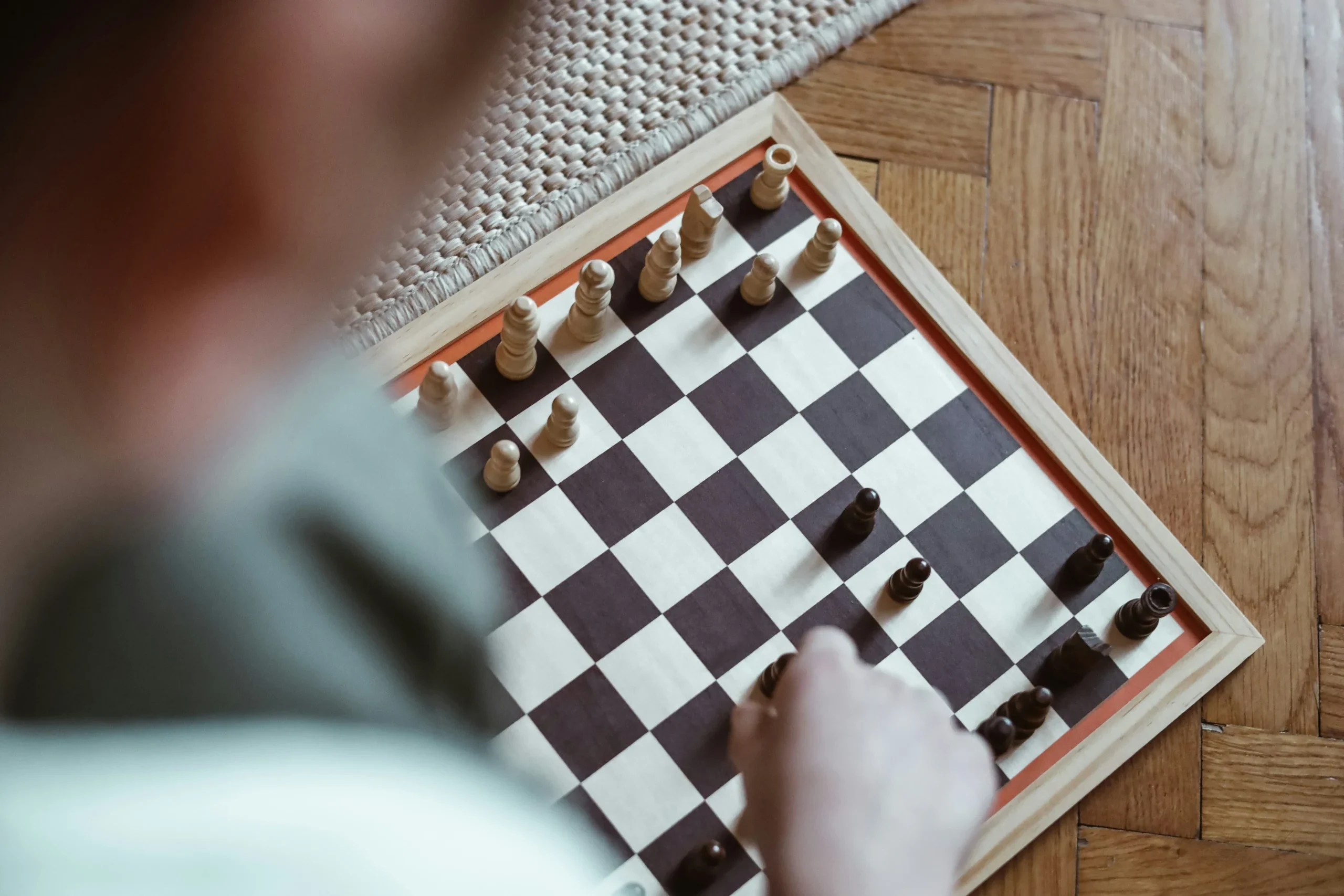 Personne jouant aux échecs, évoquant la double exceptionnalité